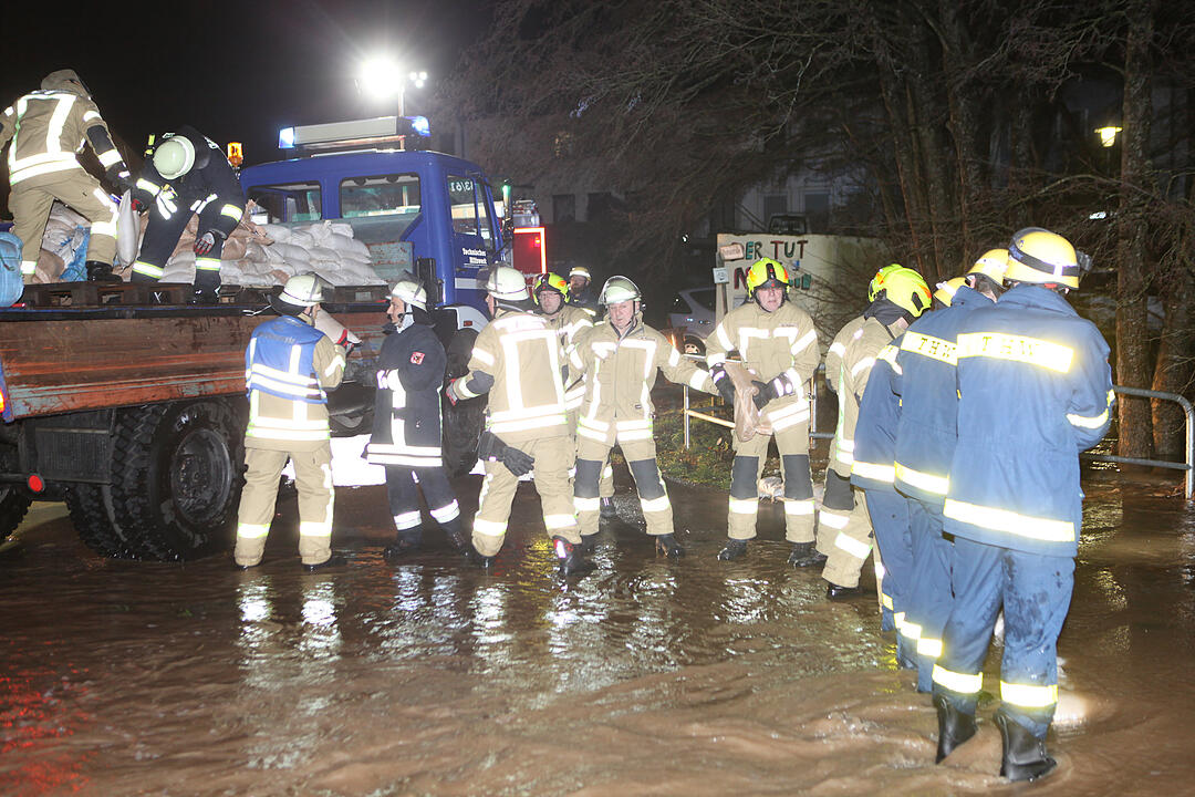 Hochwasser in Franken: In der Nacht zum Freitag kam es in Ansbach zu teils schweren Überschwemmungen