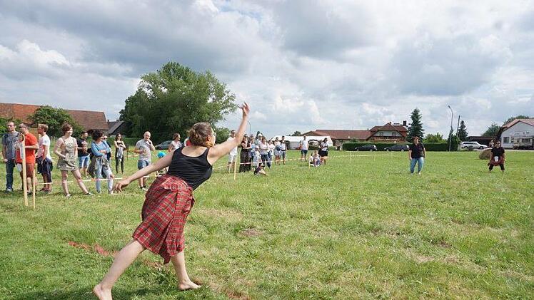 Highlandgames in Langenleiten. Das Eierwerfen erforderte Fingerspitzengefühl, besonders beim Fänger. Foto: Marion Eckert