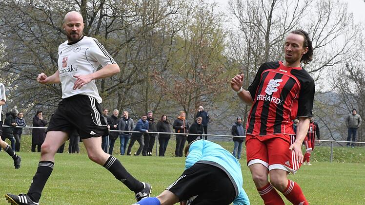 Heißer Fight im Kampf um den Ball im Spiel des FC Reichenbach gegen den TSV Steinach (1:1).Hopf