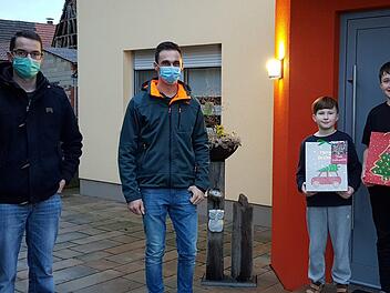 Die Verantwortlichen für den Feuerwehrnachwuchs, Benedikt Seufert (von links)  und Marco Kaufmann, brachten jedem Mitglied der Kinder- und Jugendgruppe ein Geschenk vorbei - hier Luis und Moritz Gessner Foto: Carolin Gessner