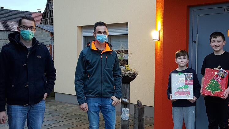Die Verantwortlichen für den Feuerwehrnachwuchs, Benedikt Seufert (von links)  und Marco Kaufmann, brachten jedem Mitglied der Kinder- und Jugendgruppe ein Geschenk vorbei - hier Luis und Moritz Gessner Foto: Carolin Gessner