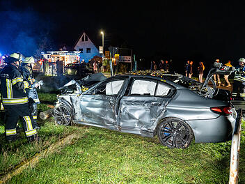 Unfall mit 625-PS-Auto im Kreis Bamberg: BMW rast in Holzhütte