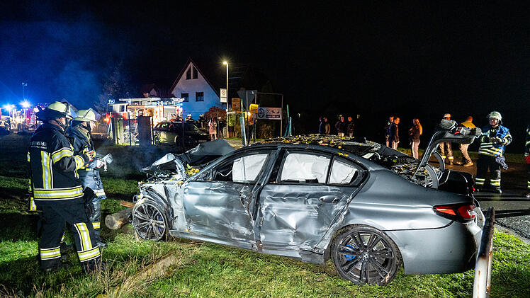 Unfall mit 625-PS-Auto im Kreis Bamberg: BMW rast in Holzhütte