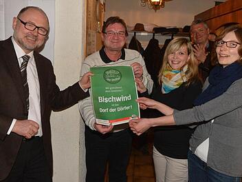 Jubel über das "Dorf der Dörfer": Die Urkunde händigten Bürgermeister Robert Herrmann und FT-Redakteur Ralf Kestel an Isabell Wittig und Kersten Schmitt (im Bild von links) aus. Foto: Ronald Rinklef