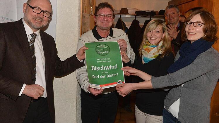 Jubel über das "Dorf der Dörfer": Die Urkunde händigten Bürgermeister Robert Herrmann und FT-Redakteur Ralf Kestel an Isabell Wittig und Kersten Schmitt (im Bild von links) aus. Foto: Ronald Rinklef