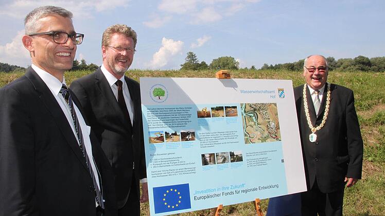 Von links: der Leiter des Wasserwirtschaftsamts Hof, Benno Strehler, Umweltminister Marcel Huber und Bürgermeister Dieter Adam.