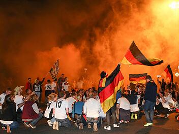 Im Freudentaumel: Fans nach dem Sieg am Schönleinsplatz  Foto: RiegerPress