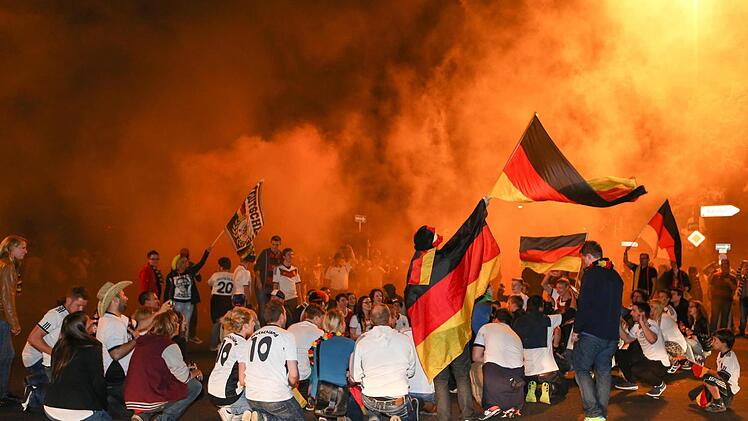 Im Freudentaumel: Fans nach dem Sieg am Schönleinsplatz  Foto: RiegerPress