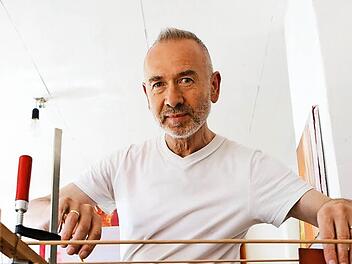Karlheinz Beer in seinem Bamberger Atelier hinter einem seiner Bühnenmodelle Fotos: Matthias Hoch