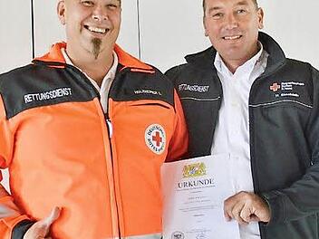 Christian Holzheimer ist der erste Notfallsanitäter im Landkreis Rhön-Grabfeld. Weitere sind bereits "im Anmarsch". Der Leiter Rettungsdienst, Heiko Stäblein, überreichte die Urkunde.  Foto: HannsFriedrich