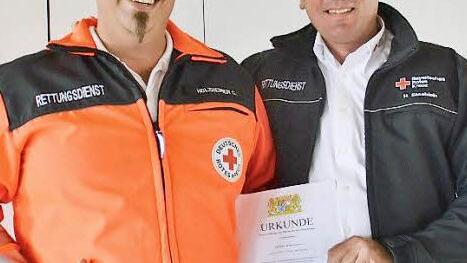 Christian Holzheimer ist der erste Notfallsanitäter im Landkreis Rhön-Grabfeld. Weitere sind bereits "im Anmarsch". Der Leiter Rettungsdienst, Heiko Stäblein, überreichte die Urkunde.  Foto: HannsFriedrich
