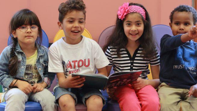 Das macht Spaß: Die vierjährige Jasmina aus Tschetschenien, der neunjährige Mohammed aus Syrien, die achtjährige Sarah aus Afghanistan und der dreijährige Gade aus Äthiopien (von links) haben jetzt die Möglichkeit, Kinderbücher in ihrer Sprache auszuleihen. Foto: Katja Nauer