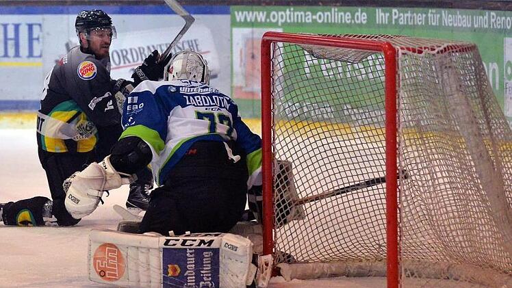 Und wieder hat es geklappert: Diesmal überwindet Vitalij Aab EVL-Goalie Zabolotny aus spitzem Winkel