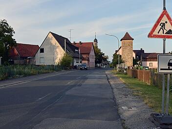 Die Gemeinde Theres möchte, dass die Gemeindeverbindungstraßen von Horhausen nach Wonfurt und von Horhausen nach Dampfach zu Kreisstraßen hochgestuft werden. Im Bild die Ortsdurchfahrt von Horhausen, die von der Maßnahme ebenfalls betroffen wäre. Fotos: Ulrike Langer