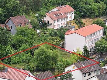 Auf dieser Fläche soll der neue Kindergarten in Ramsthal entstehen. Rechts davon ist das Haus "Erlebenskunst" zu sehen. Foto: Andreas Lomb