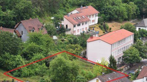Auf dieser Fläche soll der neue Kindergarten in Ramsthal entstehen. Rechts davon ist das Haus "Erlebenskunst" zu sehen. Foto: Andreas Lomb