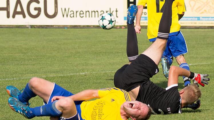 FC Mitwitz - SV Ketschendorf (Bezirksliga Oberfranken West): Wohl noch leicht geschoben kracht der Mitwitzer  Mario Totzauer (gelb) mit dem Gästekeeper zusammen. Foto: Heinrich Weiß