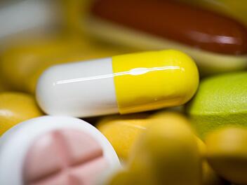 Antibiotika und andere Medikamente sollten nicht mit bestimmten Lebensmitteln eingenommen werden. Diese könnten zu starken gesundheitlichen Beeinträchtigungen führen, warnt die Barmer Krankenkasse. Symbolbild: Friso Gentsch/dpa