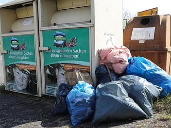 Die Altkleider-Container bei Hallerndorf quellen über. Foto: Barbara Herbst