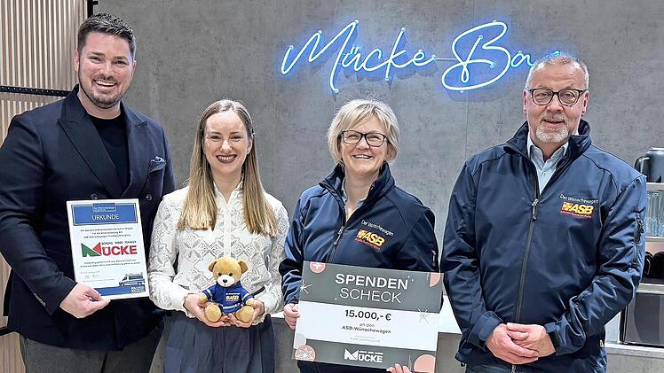 Geschäftsführer Felix Schmuck und Oxana Kasmer (v. l.) von Mücke überreichen Silke Tannhäuser und Ingo Holzmann vom Projekt ASB Wünschewagen Franken/Oberpfalz den symbolischen Spendenscheck.