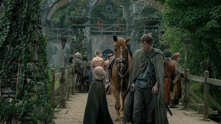 Der unbek&uuml;mmerte Knappe Egg (Dexter Sol Ansell) will Ser Duncan the Tall (Peter Claffey) partout nicht von der Seite weichen.