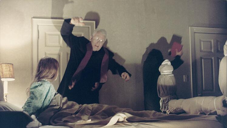 Im Alter von 14 Jahren wurde Linda Blair in "Der Exorzist" zu einer Besessenen. Sie spie gr&uuml;ne Erbsensuppe, verrenkte ihre Gliedma&szlig;en, gab Obsz&ouml;nit&auml;ten von sich und brannte sich mit dieser Performance f&uuml;r immer in die K&ouml;pfe der Zuschauer ein.