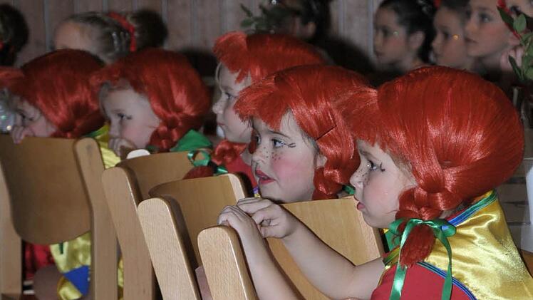 Gespannt verfolgen die Nachwuchstänzer der Purzelgarde den Auftritt der Großen.
