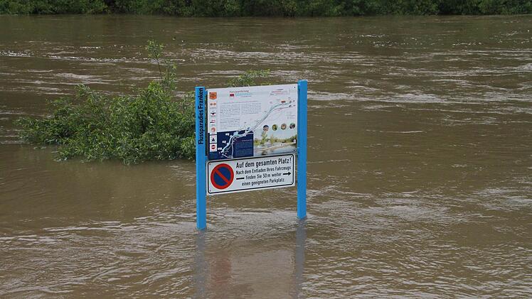 Die Orientierungstafel an der Bootsanlegestelle bei Unnersdorf steht im Wasser - mit dem Boot fährt hier momentan ohnehin keiner.