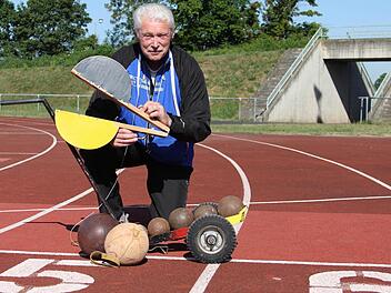 Starterklappe, Maßband, Stoppuhr, Bälle, Kugeln : Alles haben Rudolf Kerkel und sein Team bereit, wenn die diesjährige Sportabzeichensaison beginnt. Foto: Gerd Ludwig