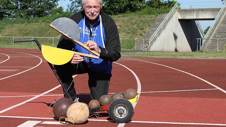 Starterklappe, Maßband, Stoppuhr, Bälle, Kugeln : Alles haben Rudolf Kerkel und sein Team bereit, wenn die diesjährige Sportabzeichensaison beginnt. Foto: Gerd Ludwig