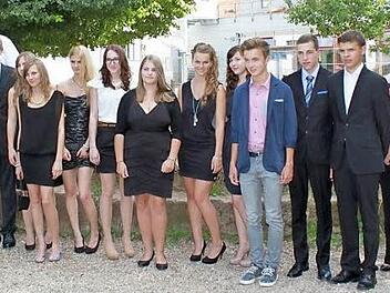 Die besten Absolventen der Realschule mit ihren Laudatoren und Sponsoren.