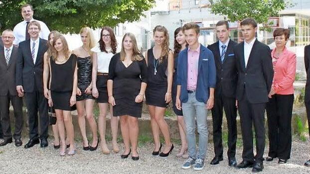 Die besten Absolventen der Realschule mit ihren Laudatoren und Sponsoren.