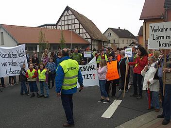 Für eine Entlastung der Ortsdurchfahrt demonstrierten die Eltingshäuser mehrfach und wünschten eine Umgehung, die der Landkreis bauen würde. Noch aber konnten nicht alle nötigen Grundstücke erworben werden. Foto: Stefan Geiger