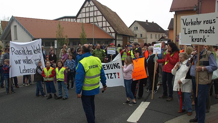 Für eine Entlastung der Ortsdurchfahrt demonstrierten die Eltingshäuser mehrfach und wünschten eine Umgehung, die der Landkreis bauen würde. Noch aber konnten nicht alle nötigen Grundstücke erworben werden. Foto: Stefan Geiger