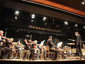 Schöner hätte der Abschied vom alten Kreiskulturraum für die treuen Kulturabonnenten nicht sein können - die Hofer Symphoniker hatten Perlen der Musik ausgesucht. Foto: Sonja Adam