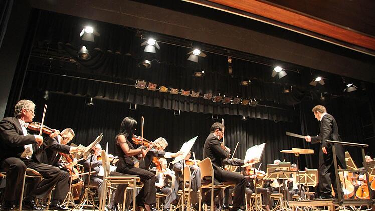 Schöner hätte der Abschied vom alten Kreiskulturraum für die treuen Kulturabonnenten nicht sein können - die Hofer Symphoniker hatten Perlen der Musik ausgesucht. Foto: Sonja Adam