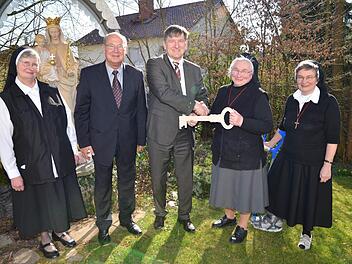 Bei der Schlüsselübergabe waren (von links) Schwester Anna-Dorothea Ax (Hausleiterin), Werner Scheller (Vorsitzender St. Josefs-Stift e. V.), Bernhard Götz (Geschäftsführer), Maria Georg Loos (Provinzoberin) und Angelika Hellbach (Provinzprokuratorin).  Foto: Thomas Senftleben