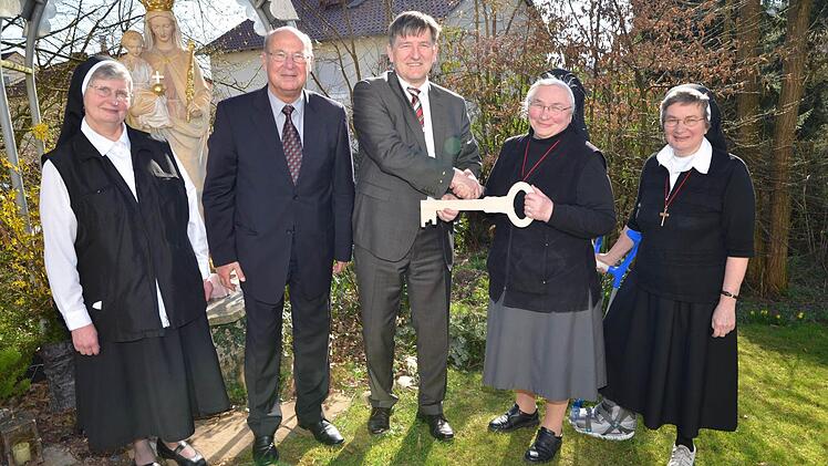 Bei der Schlüsselübergabe waren (von links) Schwester Anna-Dorothea Ax (Hausleiterin), Werner Scheller (Vorsitzender St. Josefs-Stift e. V.), Bernhard Götz (Geschäftsführer), Maria Georg Loos (Provinzoberin) und Angelika Hellbach (Provinzprokuratorin).  Foto: Thomas Senftleben