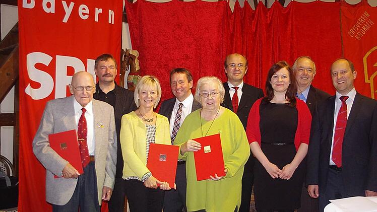 Langjährige SPD-Mitglieder geehrt (v. l.): Walter Seiffert, Ortsvereinschef Alexander Gröger, Edith Marr, Norbert Gräbner, Brunhilde Lorenz, Kreischef Ralf Pohl, stellvertretende Juso-Bezirkschefin Stefanie Gröger, Hans-Jürgen Schmitt und Stadtverbandsvorsitzender Ralf Völkl.  Foto: Heike Schülein