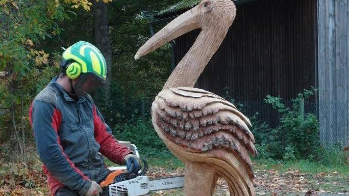 Künstler Michael Schütt hat den Storch mit einer Motorsäge aus Eichenholz gefertigt.