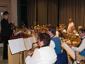 Die Bläservereinigung des Marktes Burkardroth spielte wegen des nasskalten Wetters im Großen Kursaal . Foto: Björn Hein