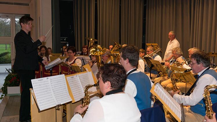Die Bläservereinigung des Marktes Burkardroth spielte wegen des nasskalten Wetters im Großen Kursaal . Foto: Björn Hein