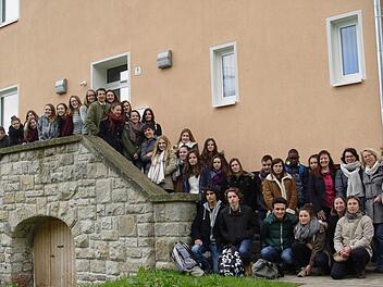 Das Erinnerungsfoto für den Schüleraustausch mit Ancenis entstand auf der Treppe der Musikschule in Bad Brückenau. Foto: B. Kempe-Wolf