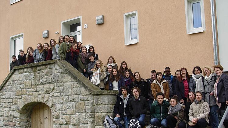 Das Erinnerungsfoto für den Schüleraustausch mit Ancenis entstand auf der Treppe der Musikschule in Bad Brückenau. Foto: B. Kempe-Wolf