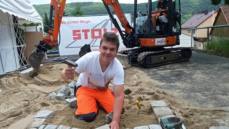 Die Besucher der Firma Stolz konnten Einblicke in die Tätigkeiten der Straßenbauer, Baugeräteführer, Maurer und Fertigteilbauer nehmen: hier Pflasterarbeiten. Fotos: Gerd Schaar