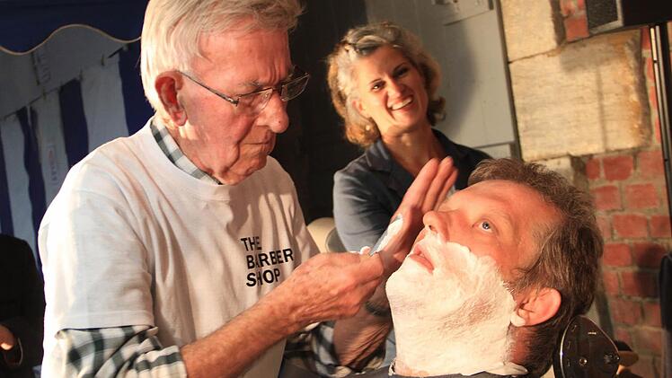 Nach drei Jahren des Wachsens wurde der Bart von Christian Stölzel nun abrasiert. Mit seinen 86 Jahren verfügt Willi Engelhardt über eine beinahe lebenslange Erfahrung im Rasieren.  Foto: Gerda Völk