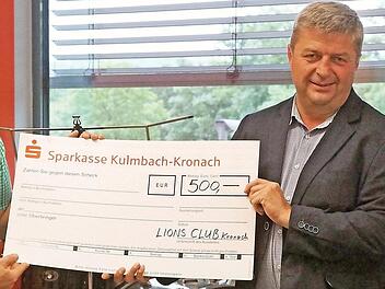 Studiendirektor Christian Pfadenhauer vom Frankenwald-Gymnasium, Lions-Präsident Stefan Pfadenhauer und Karol Hurec vom Lions-Club (v. l.) bei der Spendenübergabe Foto: privat