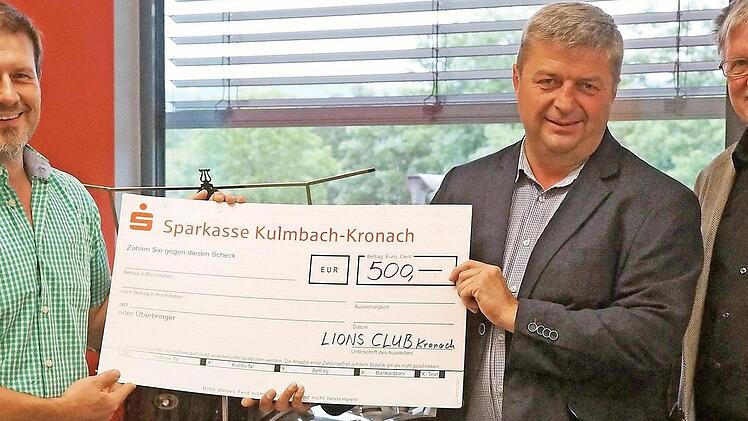 Studiendirektor Christian Pfadenhauer vom Frankenwald-Gymnasium, Lions-Präsident Stefan Pfadenhauer und Karol Hurec vom Lions-Club (v. l.) bei der Spendenübergabe Foto: privat