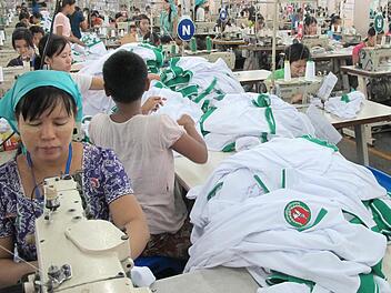 Näherinnen in einer Textilfabrik in Rangun. Myanmar hat sich zu einem wichtigen Produzenten für Billig-Textilien entwickelt. Foto: C. Oelrich, dpa