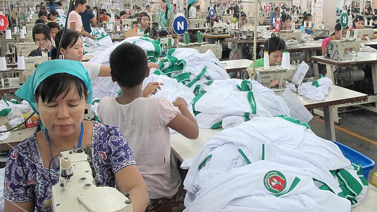 Näherinnen in einer Textilfabrik in Rangun. Myanmar hat sich zu einem wichtigen Produzenten für Billig-Textilien entwickelt. Foto: C. Oelrich, dpa